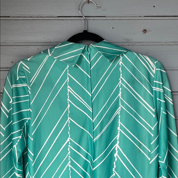 70’s Green Chevron Tie-Neck Dress - Picture 4 of 12